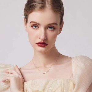 Love knot necklace girl